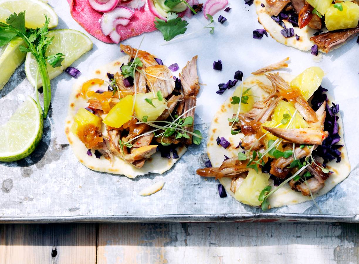 Tortilla's met varkensvlees, kool en ananas