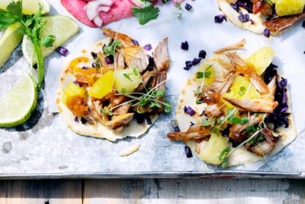 Tortilla's met varkensvlees, kool en ananas