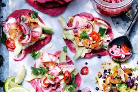 Tortilla's met zalm, rode ui en koriander