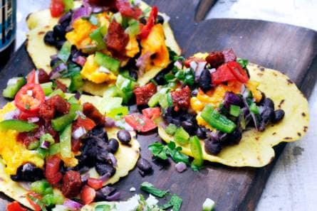 Tortilla's met zwarte bonen, ei en chorizo