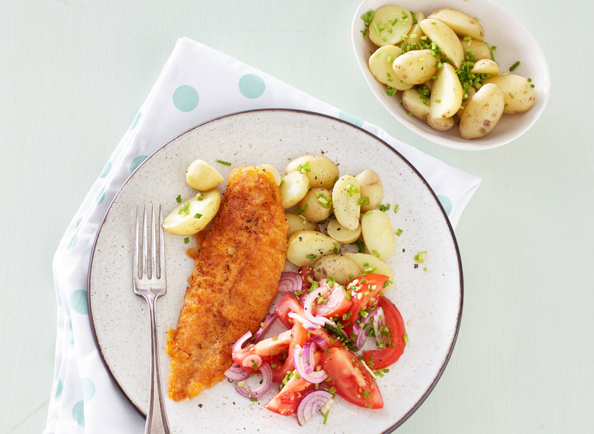 Krokante pangavis met kriel en frisse tomatensalade recept Allerhande