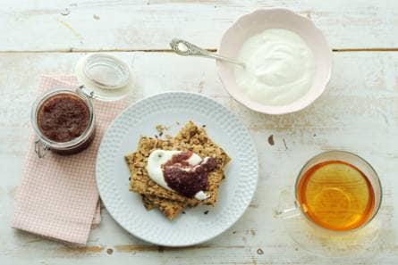 Crackers met fruitspread en magere kwark