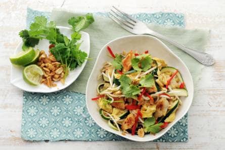 Pad thai met courgettenoedels, kip en pinda’s