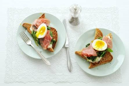 Volkorentoast met spinazie, rookvlees en ei