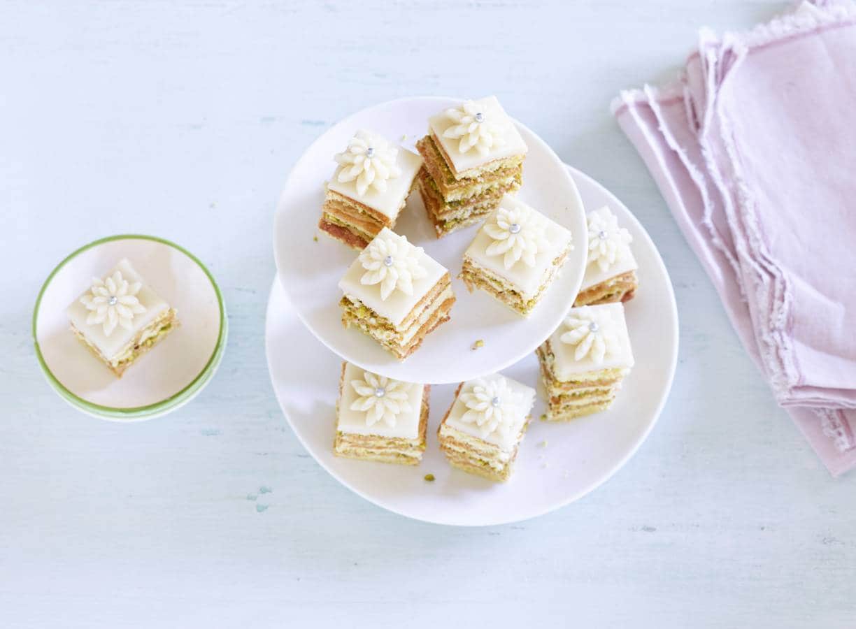 Petitfours met koffie en marsepein