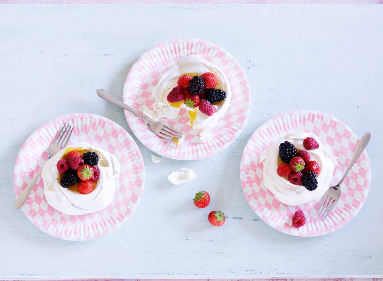 Schuimtaartjes met rood fruit