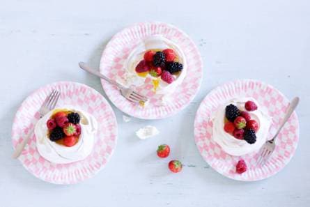 Schuimtaartjes met rood fruit