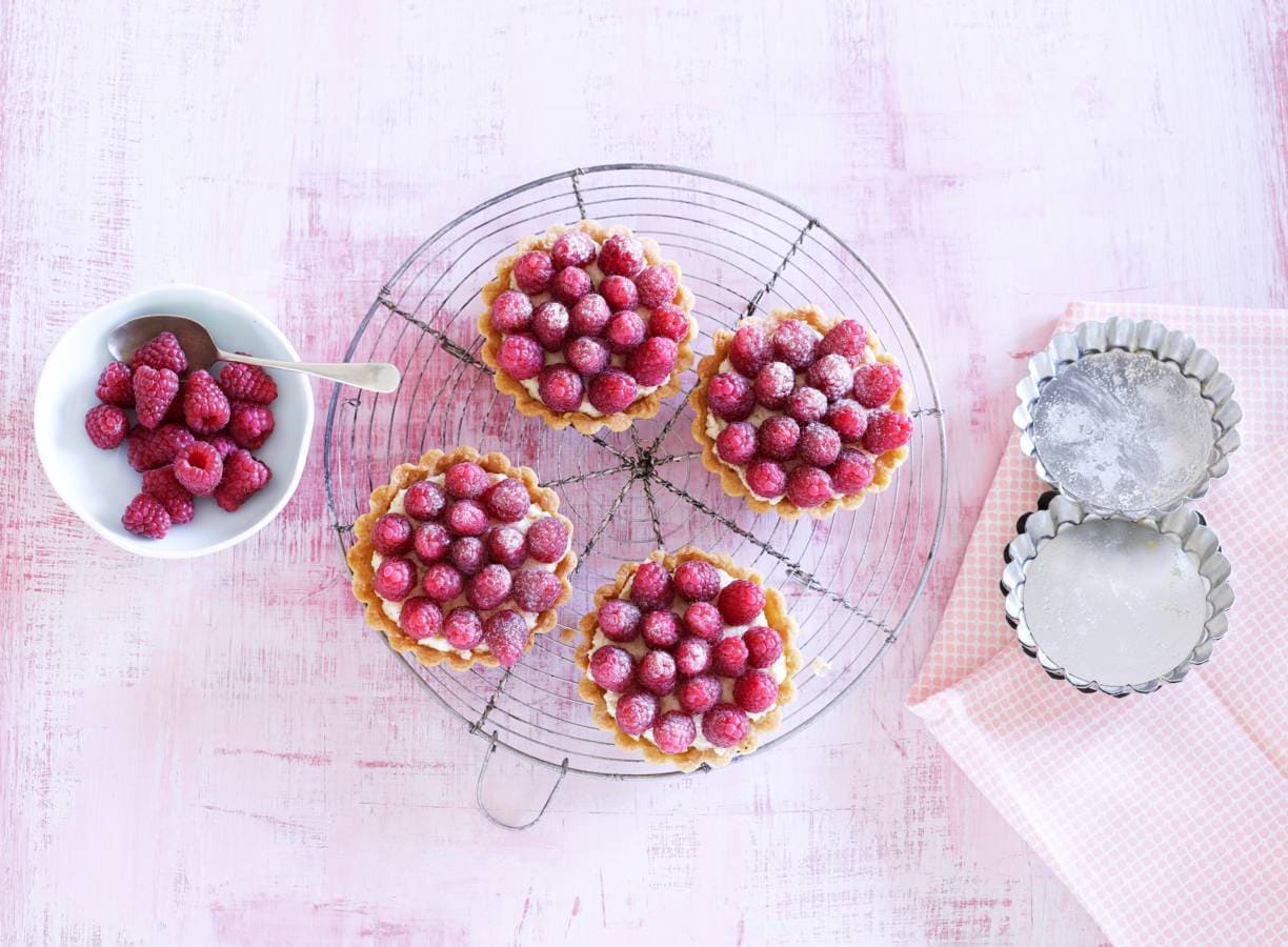 Taartjes met wittechocolademousse en frambozen