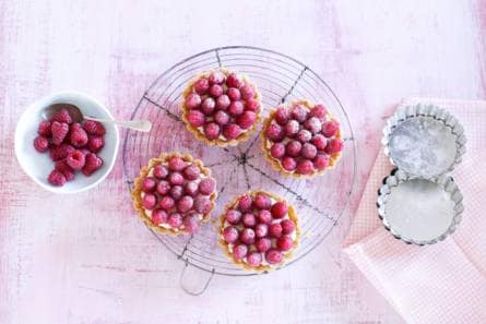 Taartjes met wittechocolademousse en frambozen
