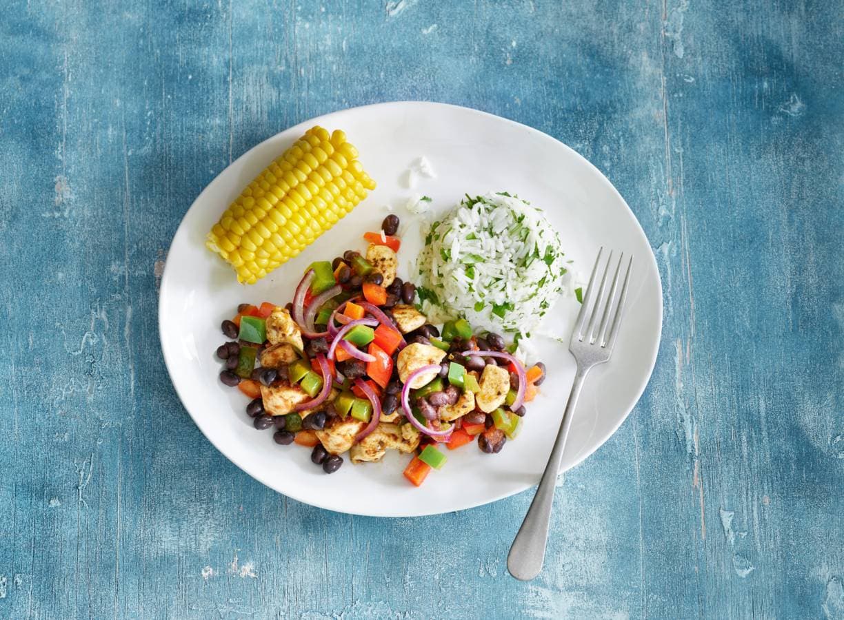 Rijkgevulde chili met kip, zwarte bonen en knapperige mais