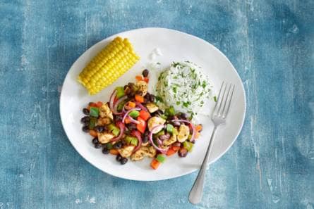Rijkgevulde chili met kip, zwarte bonen en knapperige mais