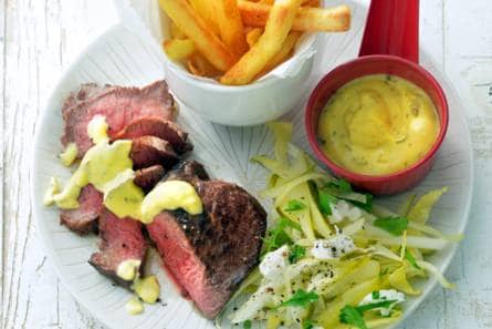 Biefstuk bearnaise met frites en witlofsalade