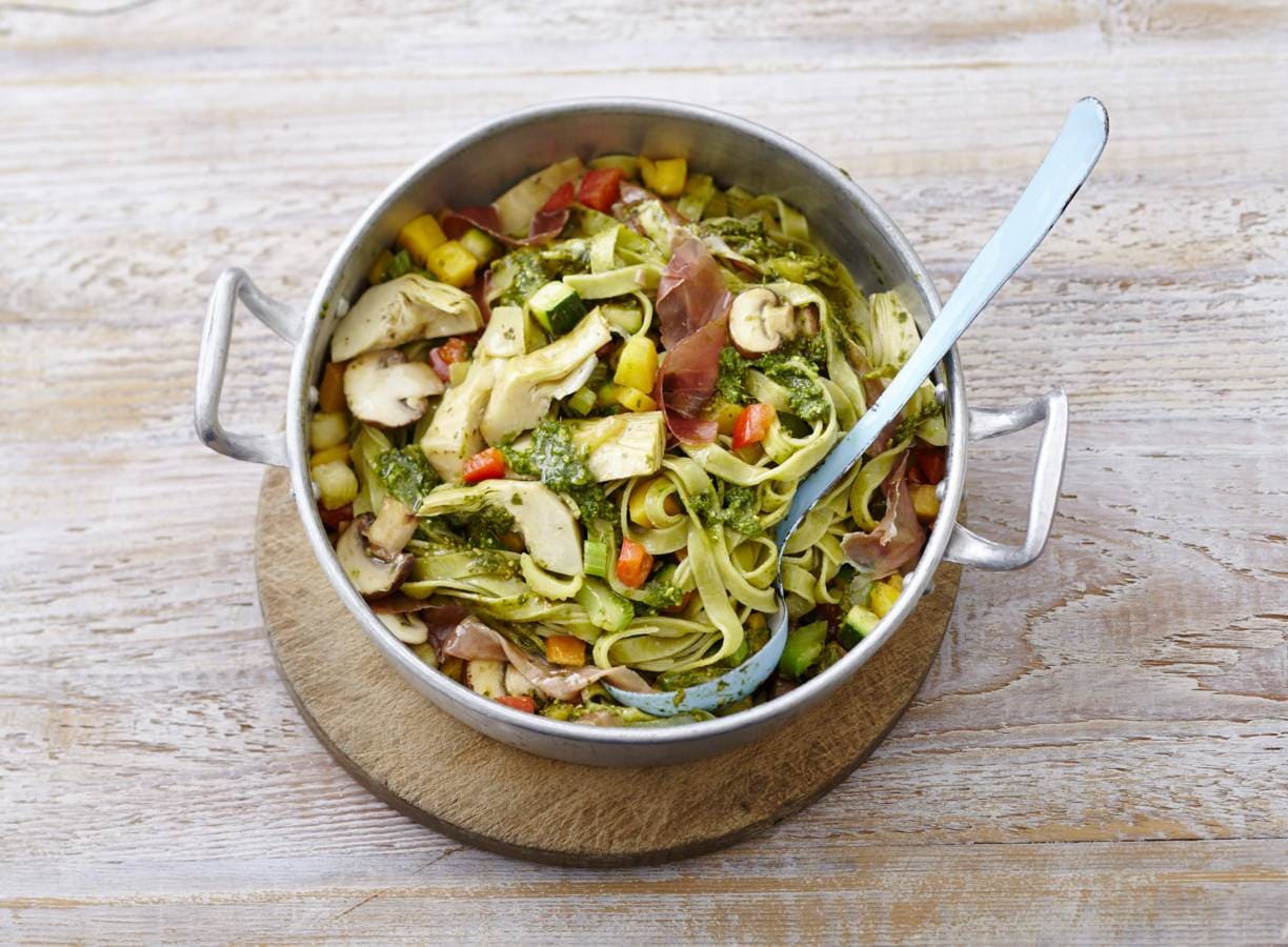 Broccoli-erwtenpasta met ham en pesto