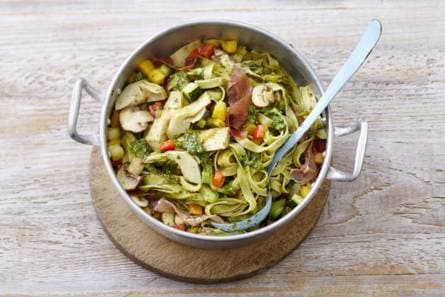 Broccoli-erwtenpasta met ham en pesto