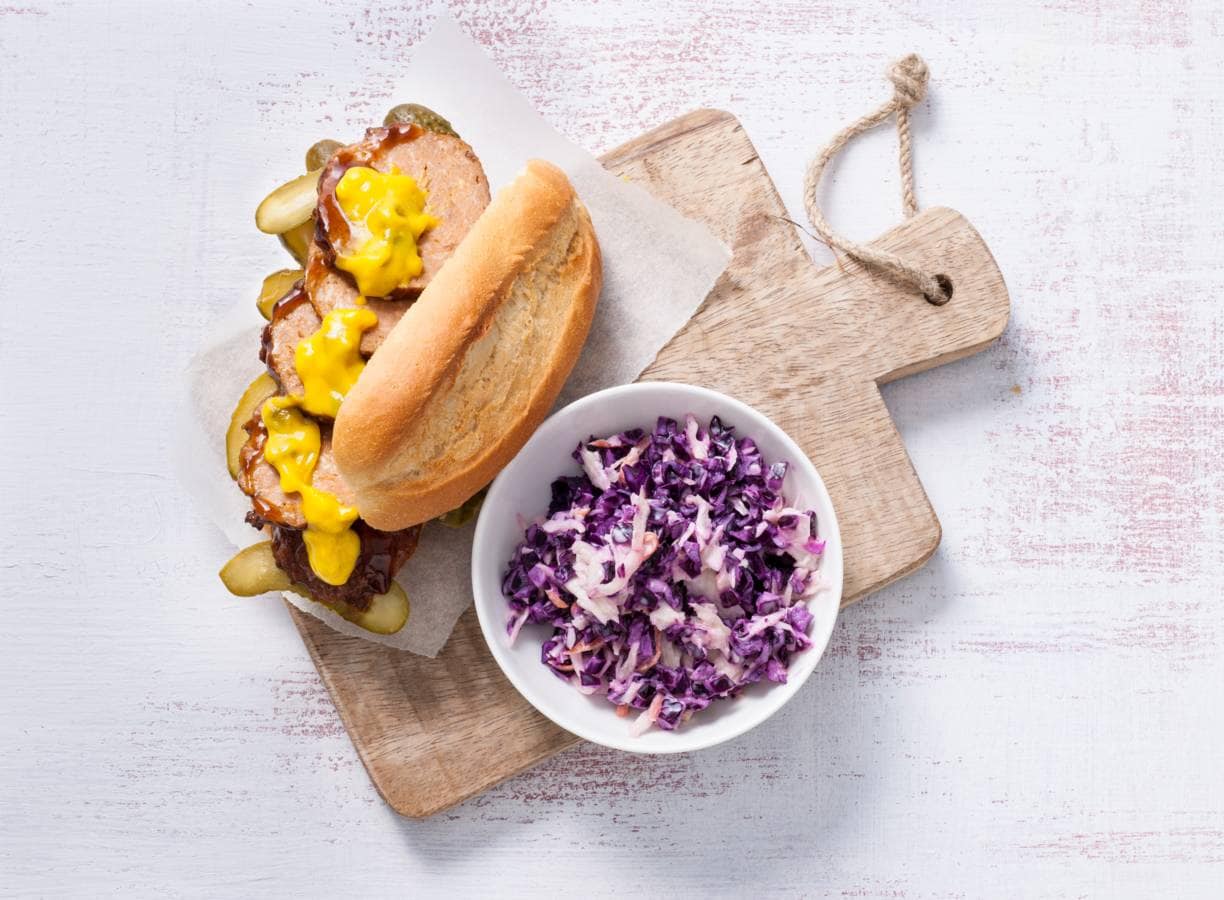 Broodje bal met augurk, piccalilly en rodekoolsalade