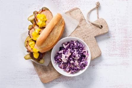 Broodje bal met augurk, piccalilly en rodekoolsalade
