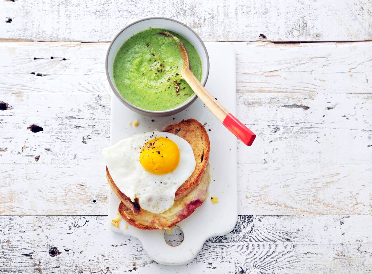 Croque madame met broccolisoep