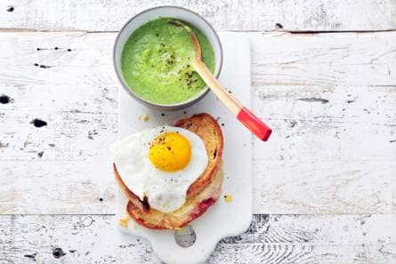 Croque madame met broccolisoep