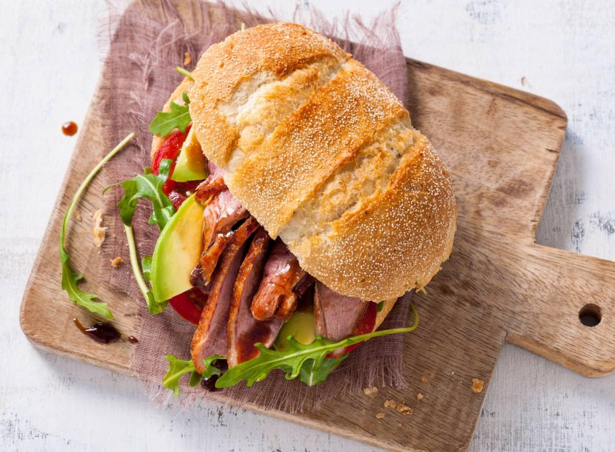 Italiaanse bol met avocado en eendenborstfilet