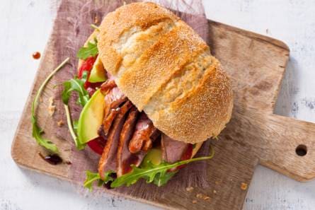 Italiaanse bol met avocado en eendenborstfilet