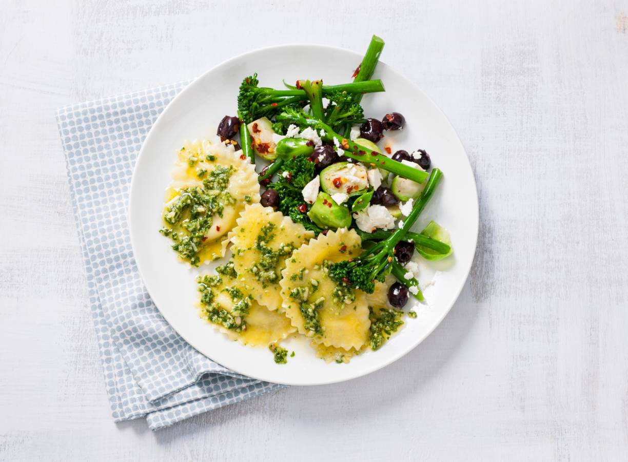 Mezzelune met pesto en salade van spruitjes en aspergebroccoli