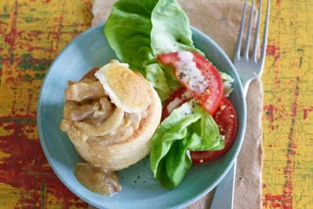 Pasteitje kipragout met salade