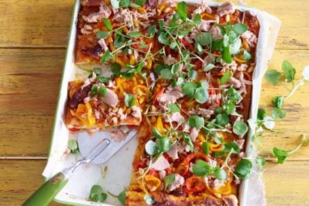 Plaatpizza met tonijn en paprika