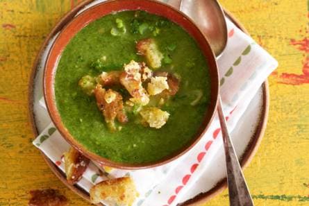 Spinaziesoep met kaascroutons