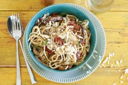 Snelle spaghetti met paddenstoelen en spekjes