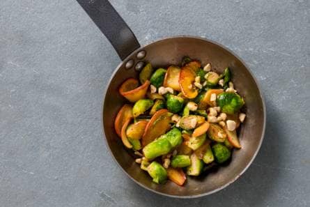Spruiten met appel en hazelnoten