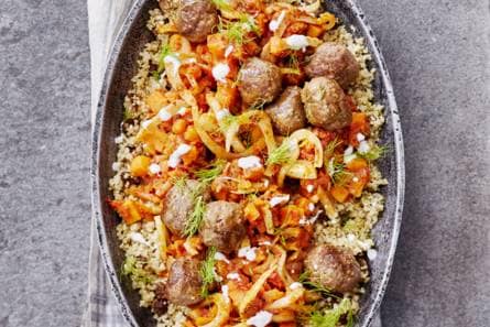 Stoof van ui, venkel, zoete aardappel en baharat