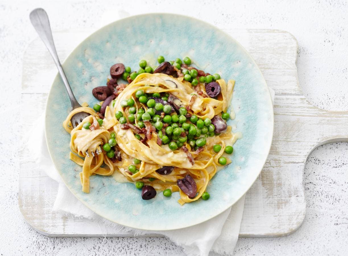 Wortelpasta carbonara met tuinerwten