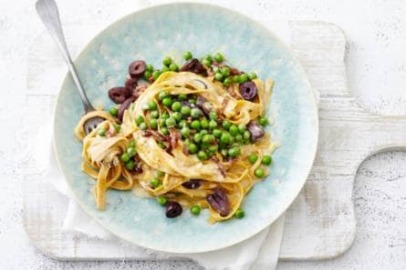 Wortelpasta carbonara met tuinerwten
