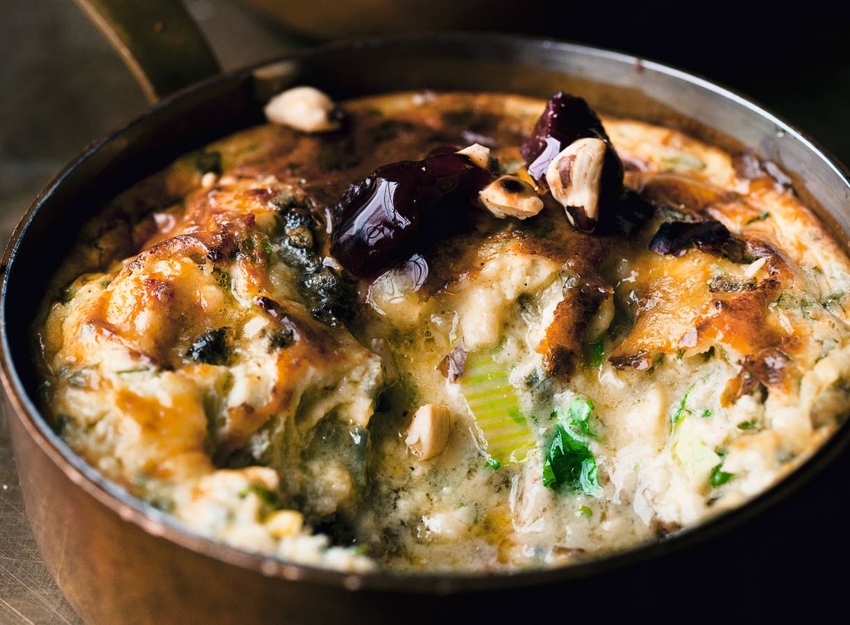 Yotam Ottolenghi's blauwekaastaartjes met ingemaakte rode biet en honing