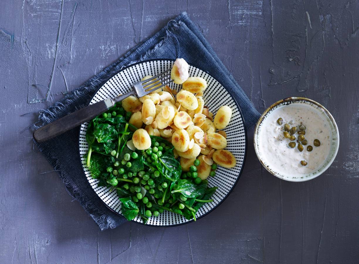 Gebakken gnocchi met groene groenten en tonijndip