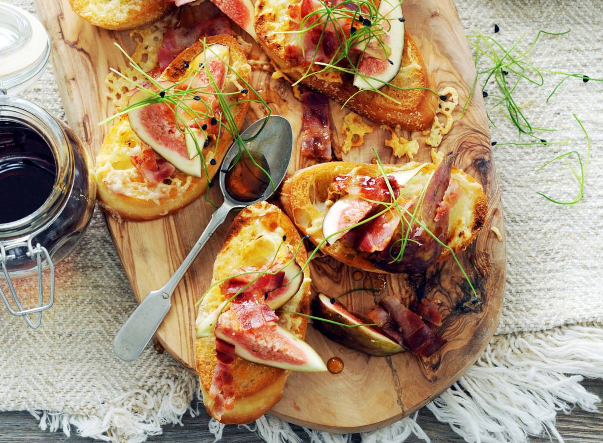 Crostini met emmentaler, vijg en spekkruimels