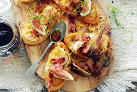 Crostini met emmentaler, vijg en spekkruimels