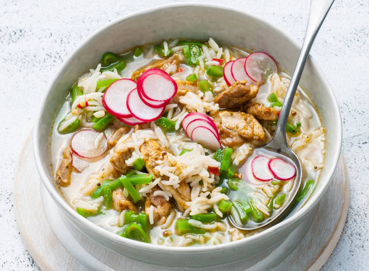 Currysoep met rijst, snijbonen en kip