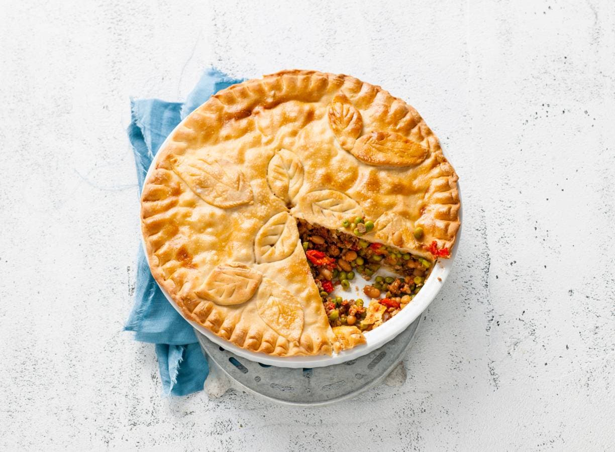 Gehaktpie met erwten, paprika en witte bonen