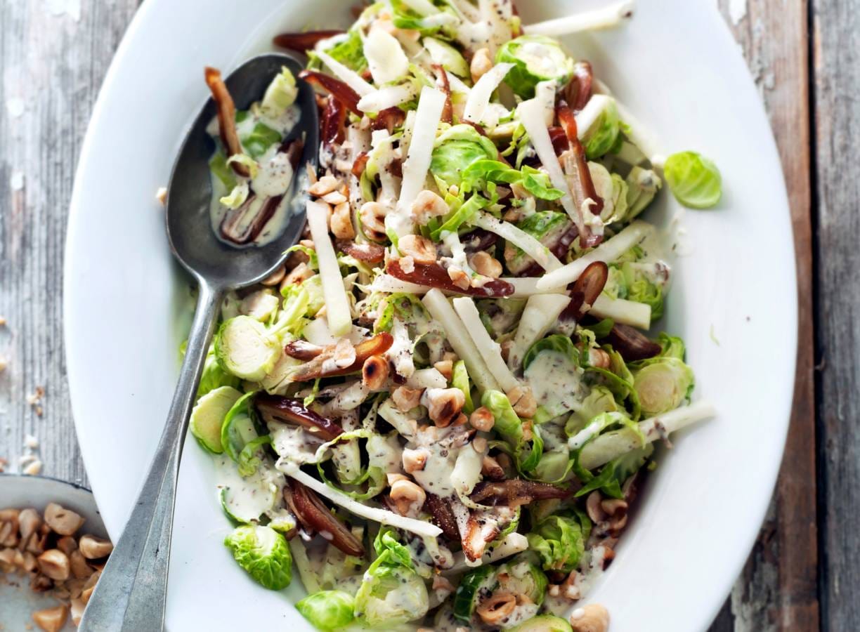 Geschaafde-spruitensalade met hazelnoten