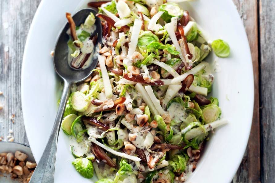 Geschaafde-spruitensalade met hazelnoten