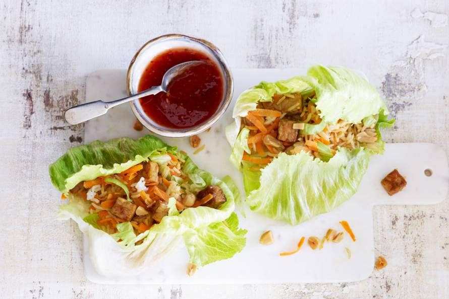Nasi goreng met tempeh goreng in een slabakje Recept Allerhande
