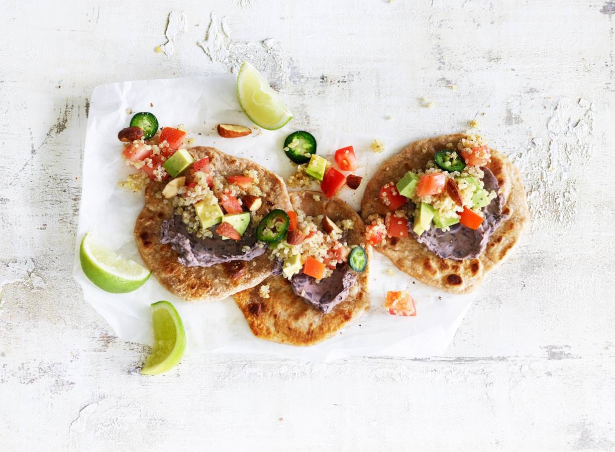 Speltwrap met quinoa en zwartebonen-knoflookspread