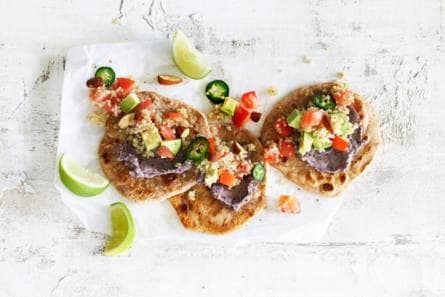 Speltwrap met quinoa en zwartebonen-knoflookspread