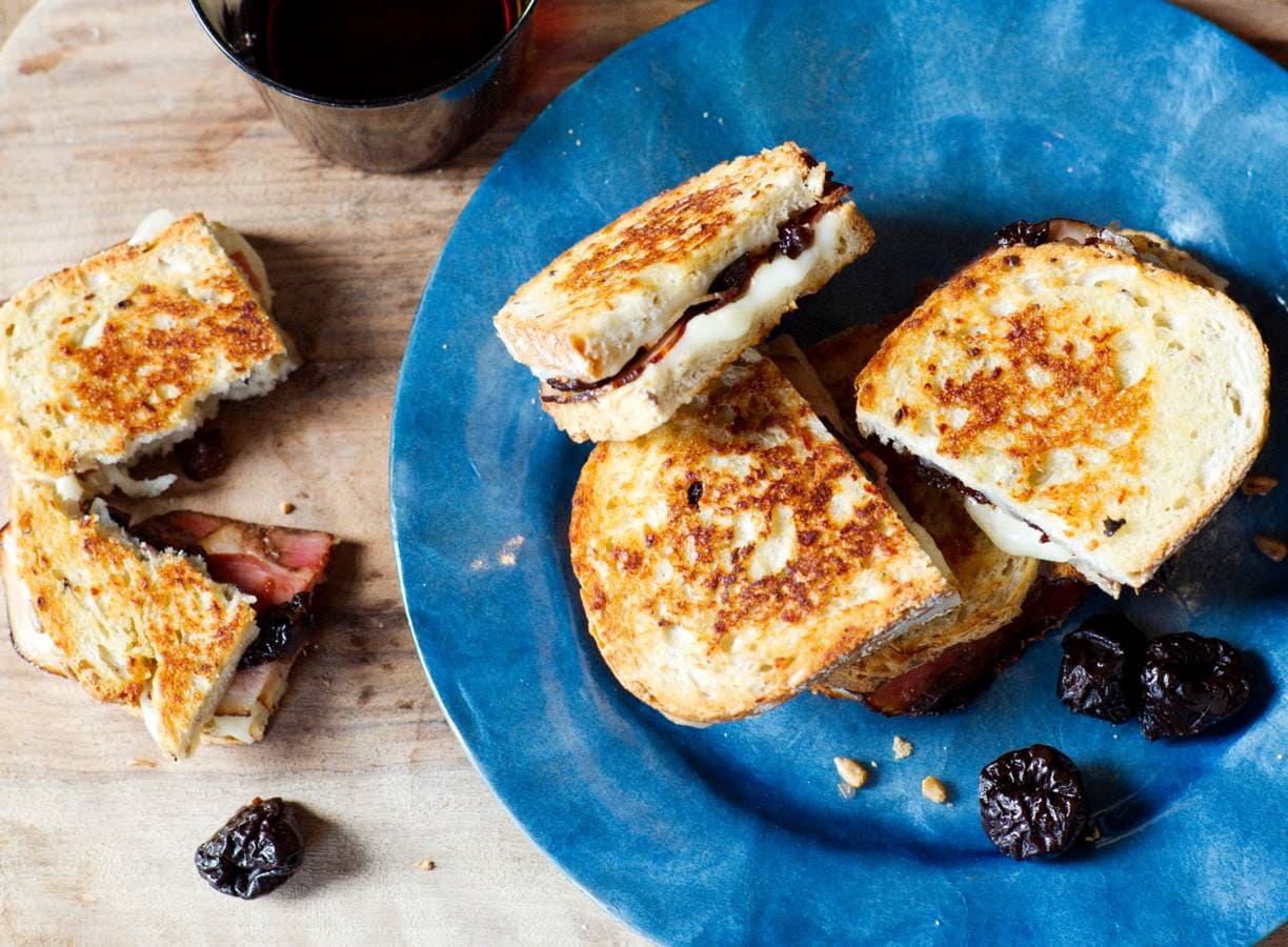 Tosti met katenspek, geitenkaas en pruimen
