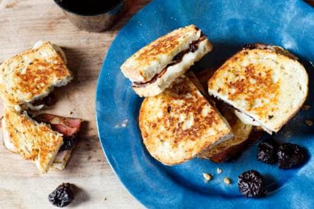 Tosti met katenspek, geitenkaas en pruimen