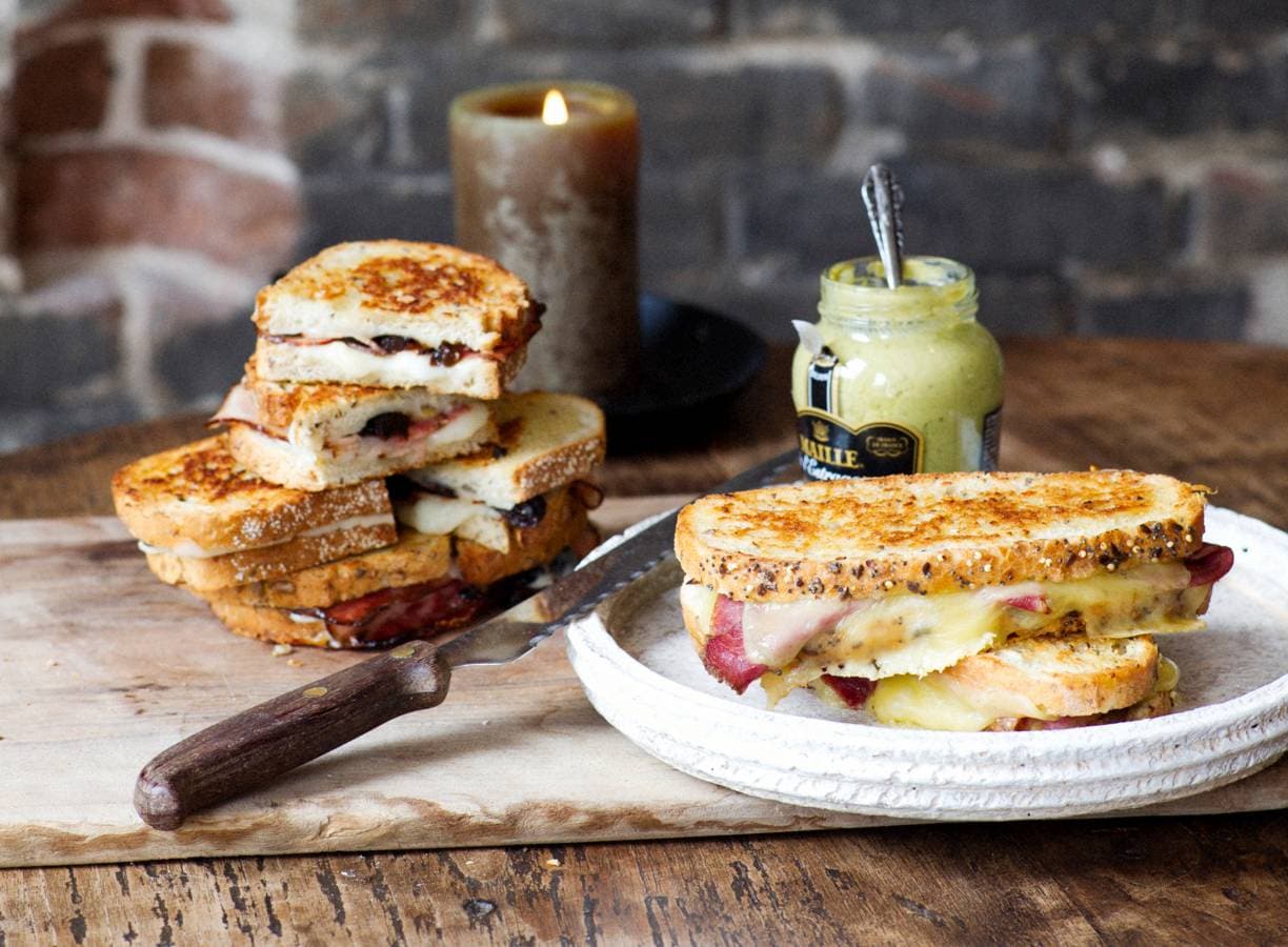 Tosti met pastrami, jonge kaas en dragonmosterd