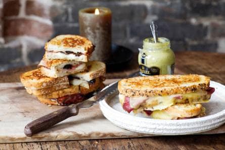 Tosti met pastrami, jonge kaas en dragonmosterd