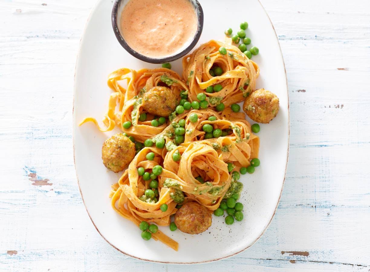 Wortelpasta met roomkaas en groenteballen