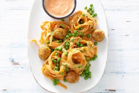 Wortelpasta met roomkaas en groenteballen